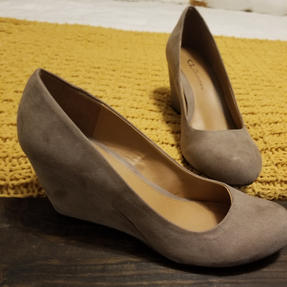 NWOT CL by Laundry Wedge Heel